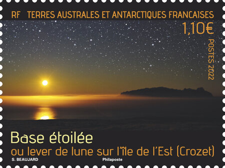 Timbre TAAF - Base étoilée ou lever de lune sur l'île de l'Est (Crozet)